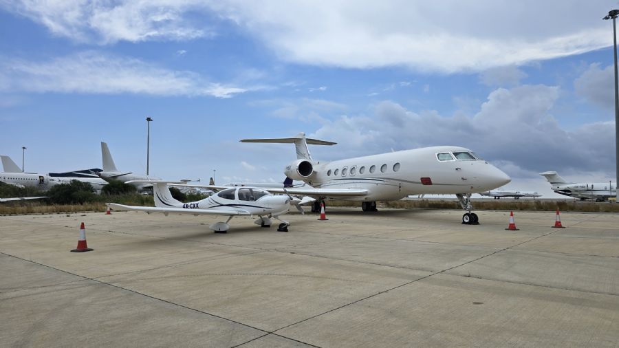 חונים בלרנקה בין מטוסים גדולים